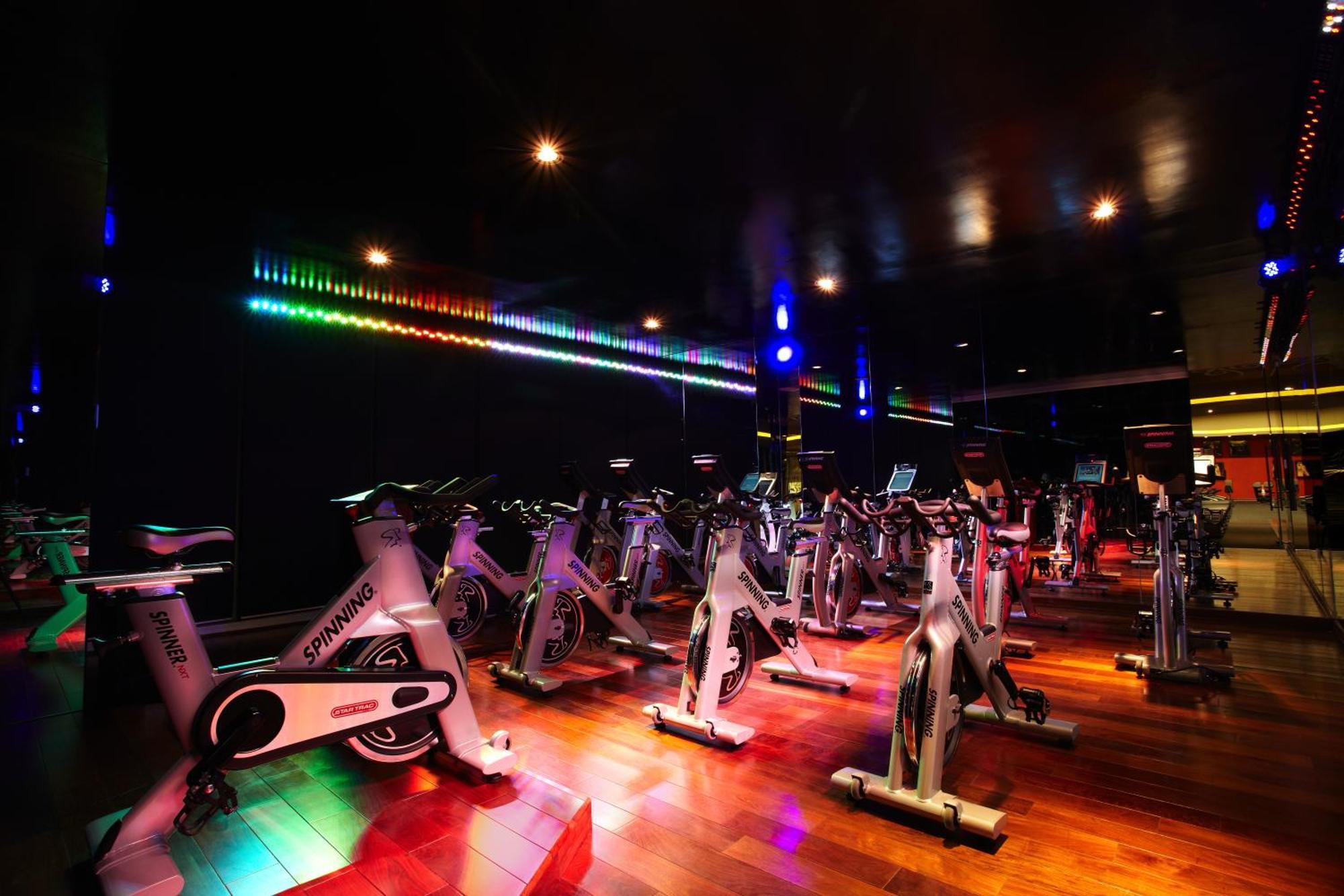 Megapolis Hotel Panama ภายนอก รูปภาพ A spinning class at a gym
