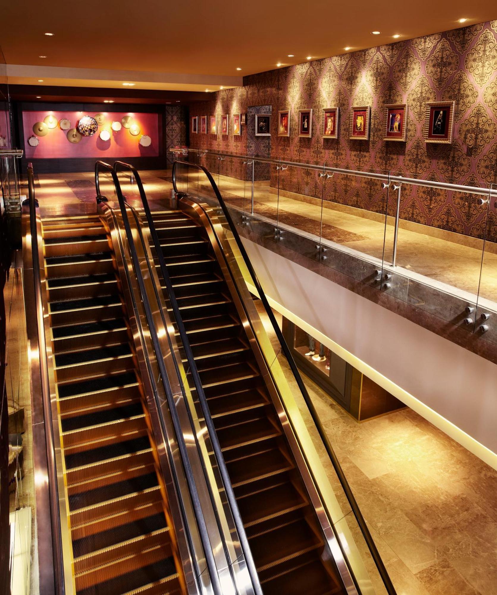 Megapolis Hotel Panama ภายนอก รูปภาพ Escalator at the entrance of the hotel